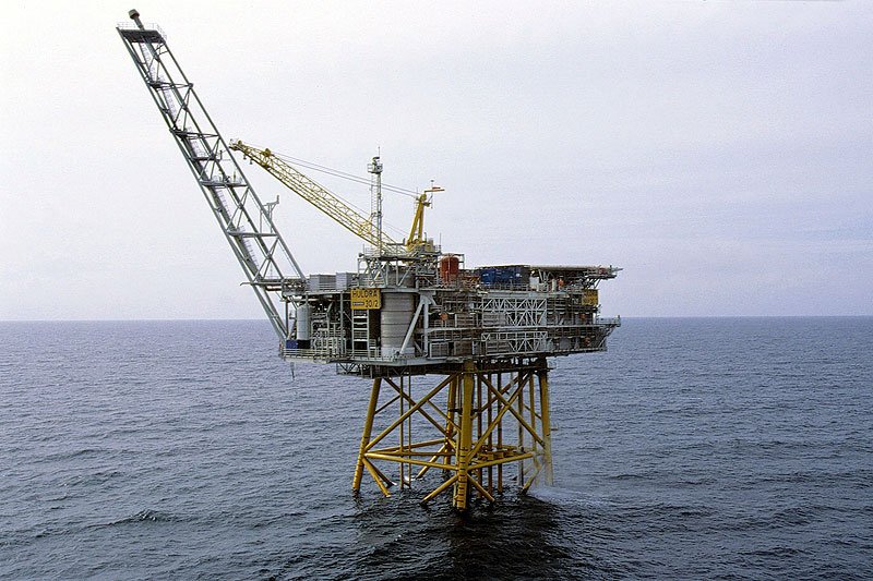 Oil Rig for sale: 20 rooms and sea view, but no garage