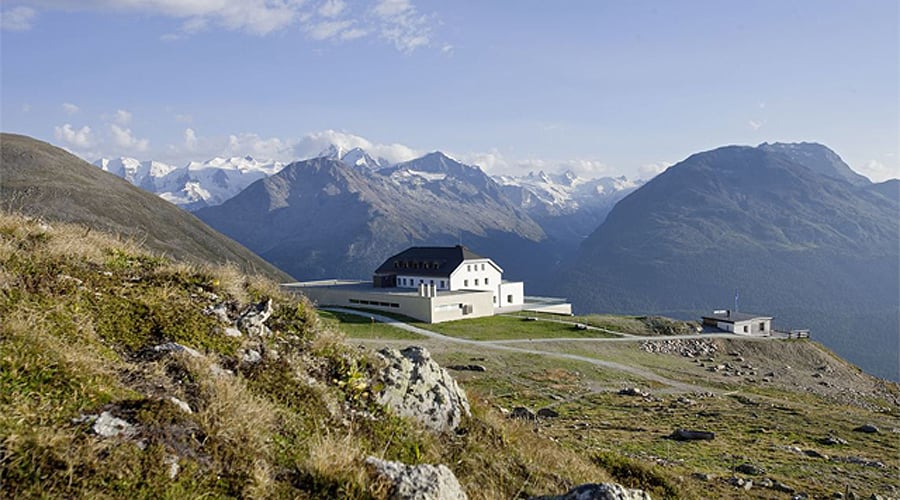 Hotel Muottas Muragl: Ökobett im Engadin