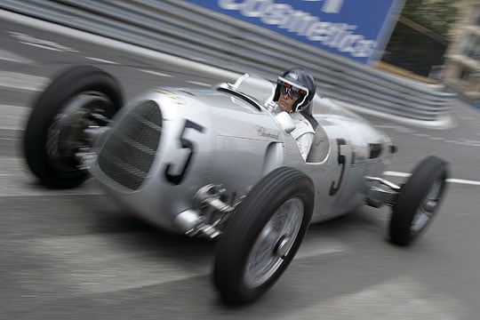 Carros de corrida antigos cruzam Grand Prix Historique em Mônaco