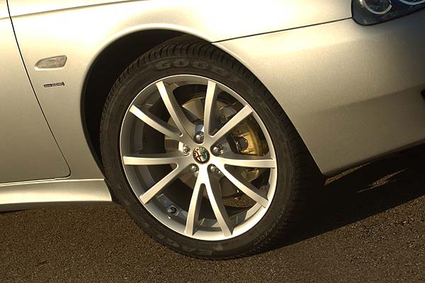 Alfa Romeo startet sportliche TI-Serie und Alfa 166 Luxury