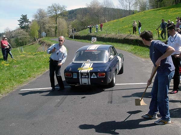 Tour Auto 2005: Drive safe but fast