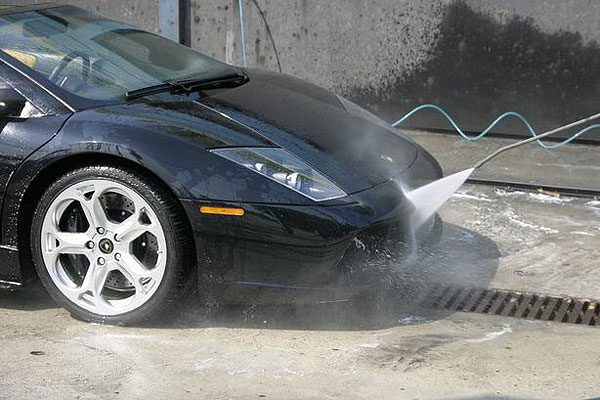 Lamborghini-Werksfahrer Valentino Balboni lädt ein 