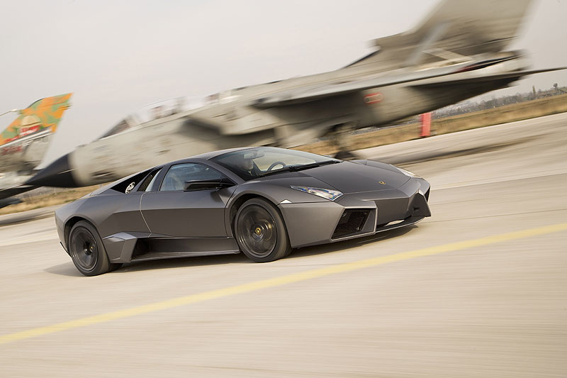 Lamborghini Reventón gegen Kampfjet: Beschleunigungsduell