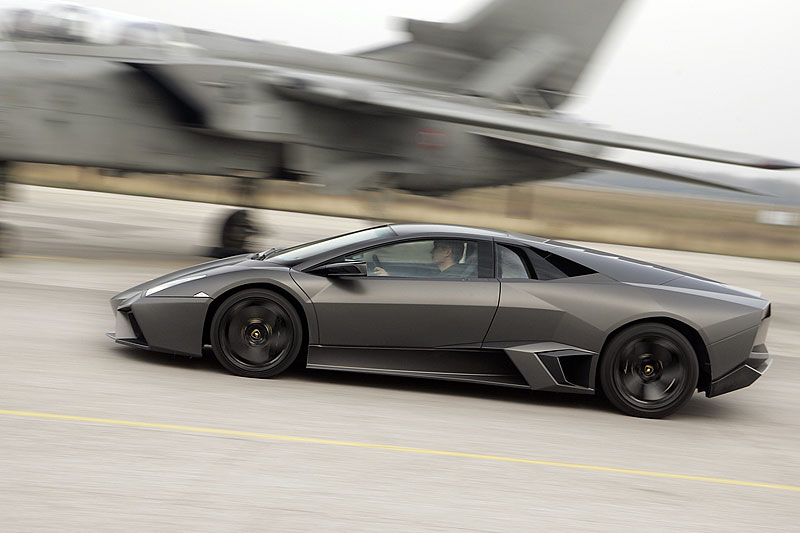 Lamborghini Reventón gegen Kampfjet: Beschleunigungsduell