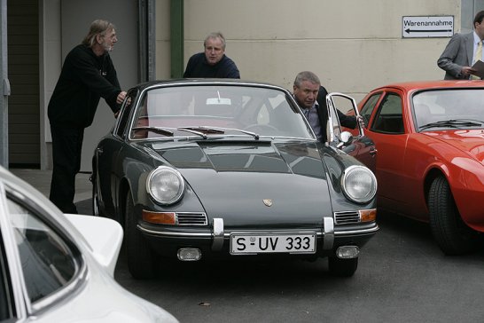 Einlauf der Legenden ins neue Porsche-Museum
