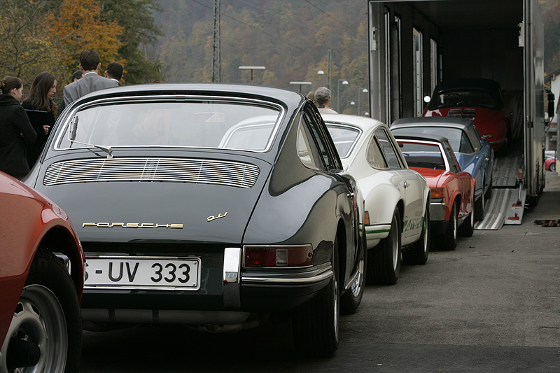 Einlauf der Legenden ins neue Porsche-Museum