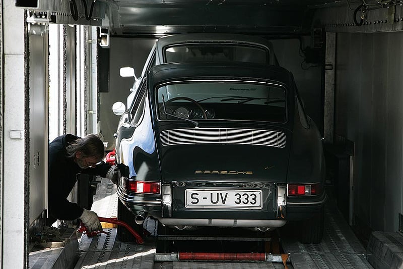 Einlauf der Legenden ins neue Porsche-Museum