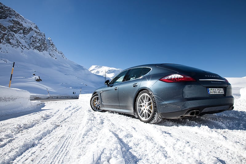 Porsche Panamera Turbo: Schweizer Passkontrolle