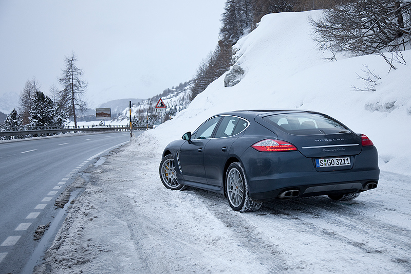 Porsche Panamera Turbo: Schweizer Passkontrolle