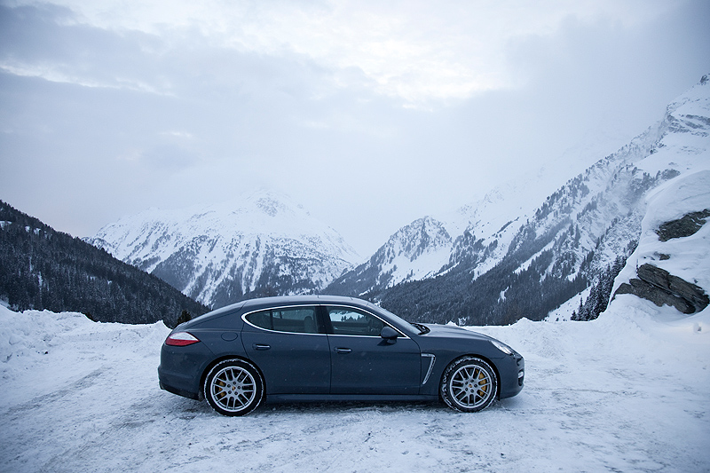 Porsche Panamera Turbo: Schweizer Passkontrolle