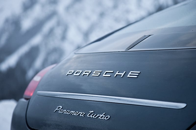 Porsche Panamera Turbo: Schweizer Passkontrolle