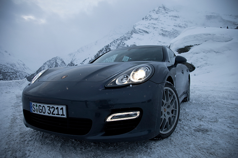 Porsche Panamera Turbo: Schweizer Passkontrolle