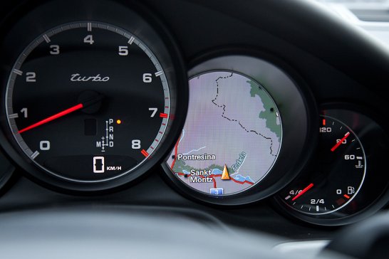 Porsche Panamera Turbo: Schweizer Passkontrolle