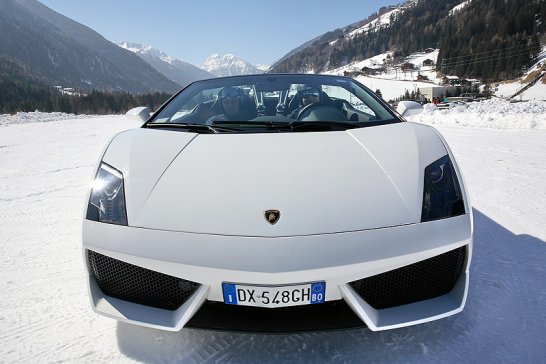 Indigo trifft Lamborghini: Schwarz-Weiß-Kombination
