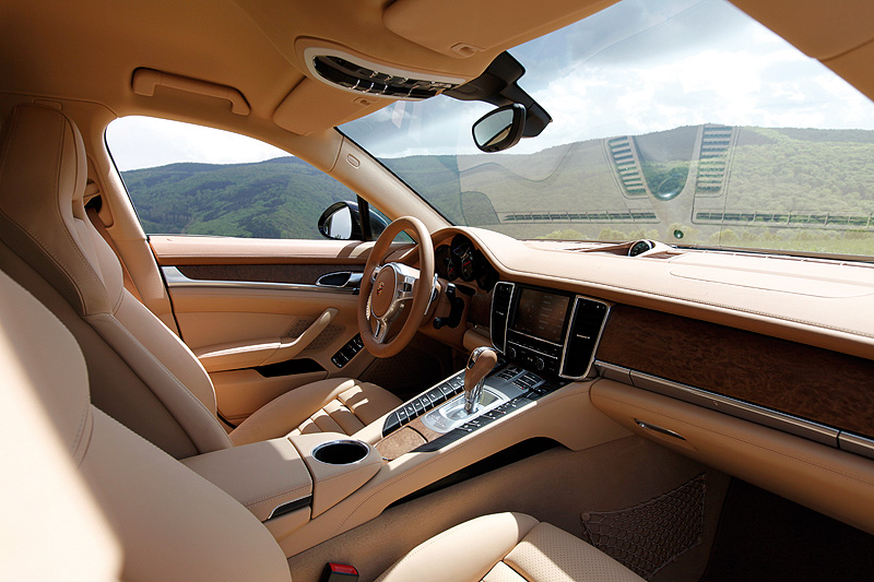Porsche Panamera V6: Small Turismo