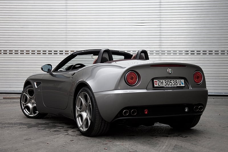 Alfa 8C Spider: Toni di Grigio