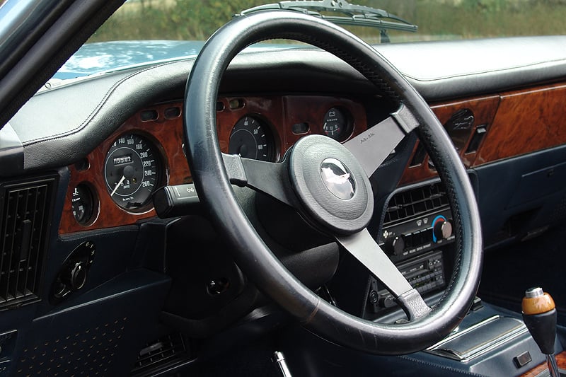 Aston Martin V8 Volante