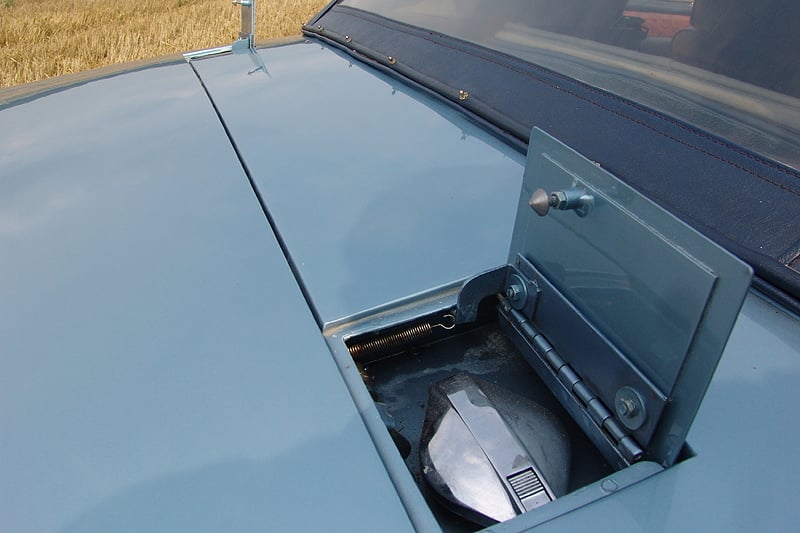 Aston Martin V8 Volante