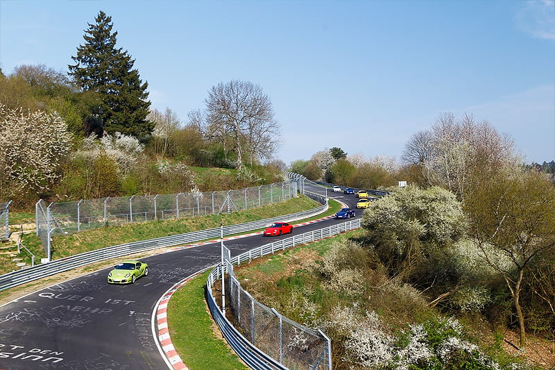 Nordschleife im Porsche Cayman R: Blauer Himmel, grüne Hölle