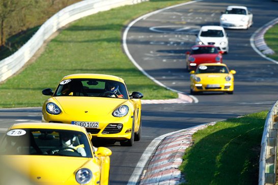 Nordschleife im Porsche Cayman R: Blauer Himmel, grüne Hölle