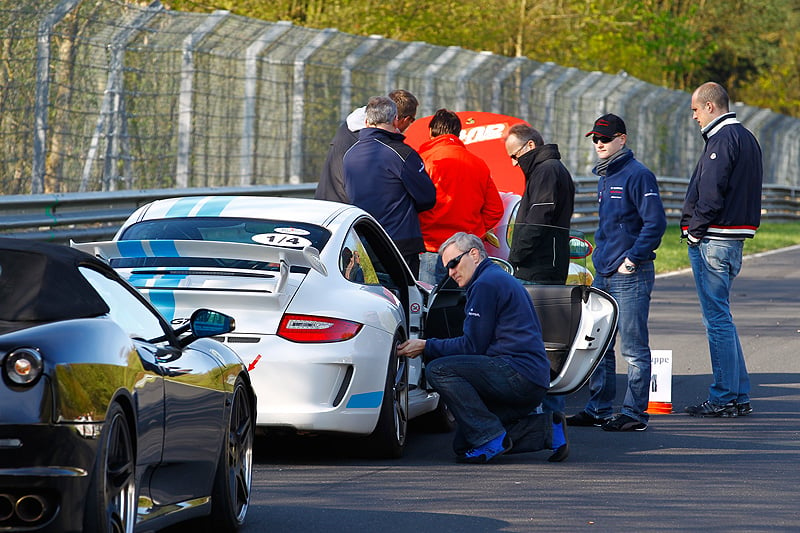 Nordschleife im Porsche Cayman R: Blauer Himmel, grüne Hölle