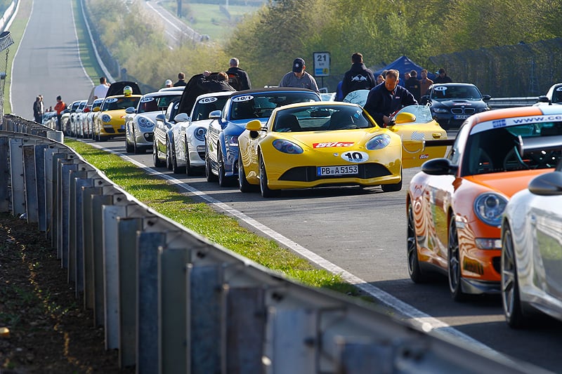 Nordschleife im Porsche Cayman R: Blauer Himmel, grüne Hölle