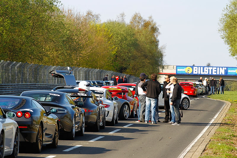 Nordschleife im Porsche Cayman R: Blauer Himmel, grüne Hölle