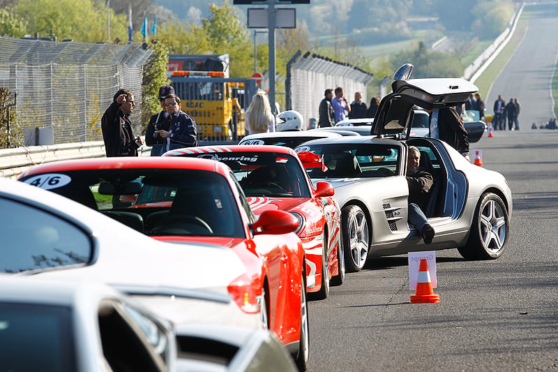 Nordschleife im Porsche Cayman R: Blauer Himmel, grüne Hölle