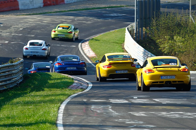 Nordschleife im Porsche Cayman R: Blauer Himmel, grüne Hölle