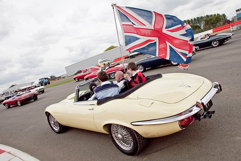 Jaguar E-Type Rekordtreffen bei der Silverstone Classic 2011