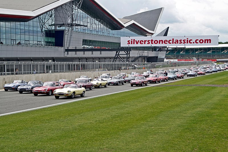 Jaguar E-Type Rekordtreffen bei der Silverstone Classic 2011