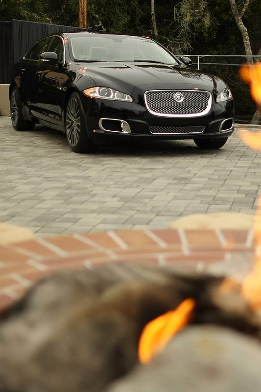Hasendämmerung: Jaguar und Playboy feiern Kurvenliebe in Kalifornien