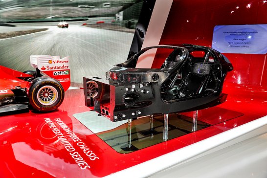 Neues Ferrari-Chassis kündigt Enzo-Nachfolger mit Hybridantrieb an