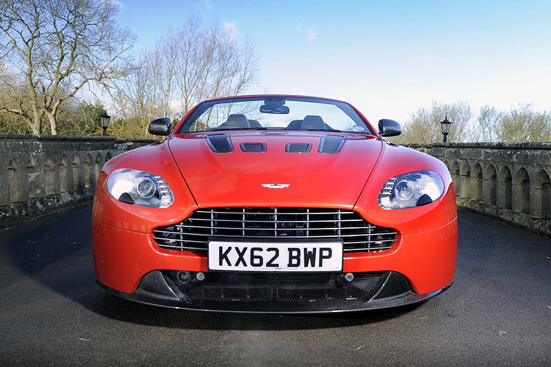 Aston Martin V12 Vantage Roadster: Heißes Blut, kalte Luft