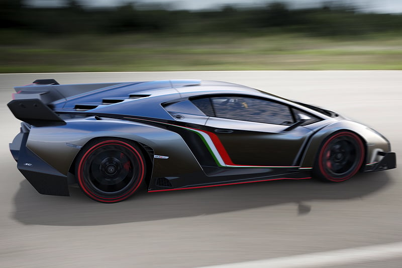 Lamborghini Veneno: Grey bull gives you wings