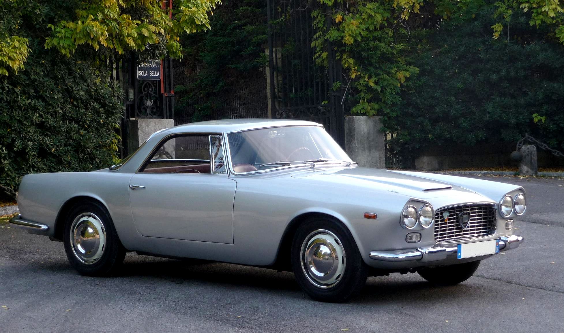 lancia_flaminia_touring_side-front.jpg