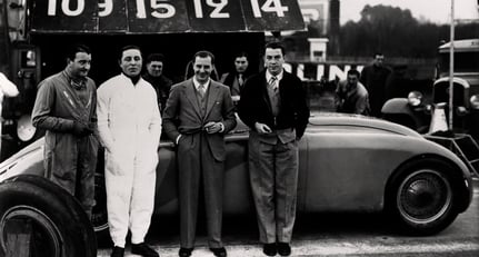 The factory drivers “Williams”, Veyron (from left) and Wimille (far right) with Jean Bugatti (between them) in front of the Type 57G Tank.