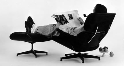Charles Eames posiert auf Lounge Chair, Foto für eine Werbeanzeige, 1956 © Eames Office LLC