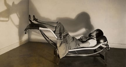 Charlotte Perriand sur la « Chaise longue basculante, B306 », (1928-1929) – Le Corbusier, P. Jeanneret, C. Perriand, vers 1928 © F.L.C. / ADAGP, Paris 2019 © ADAGP, Paris 2019 © AChP