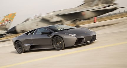Lamborghini Reventón gegen Kampfjet: Beschleunigungsduell
