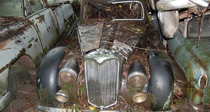 Oldtimer Galerie Toffen versteigert Schweizer Autofriedhof
