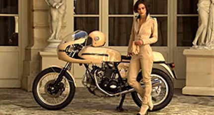 Keira Knightley zähmt Vintage-Ducati für Chanel
