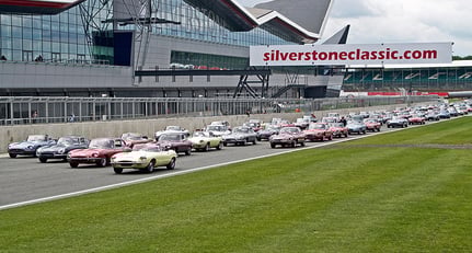 Jaguar E-Type Rekordtreffen bei der Silverstone Classic 2011