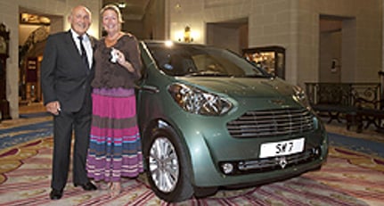 Sir Stirling Moss schenkt Lady Susie einen Aston Martin Cygnet