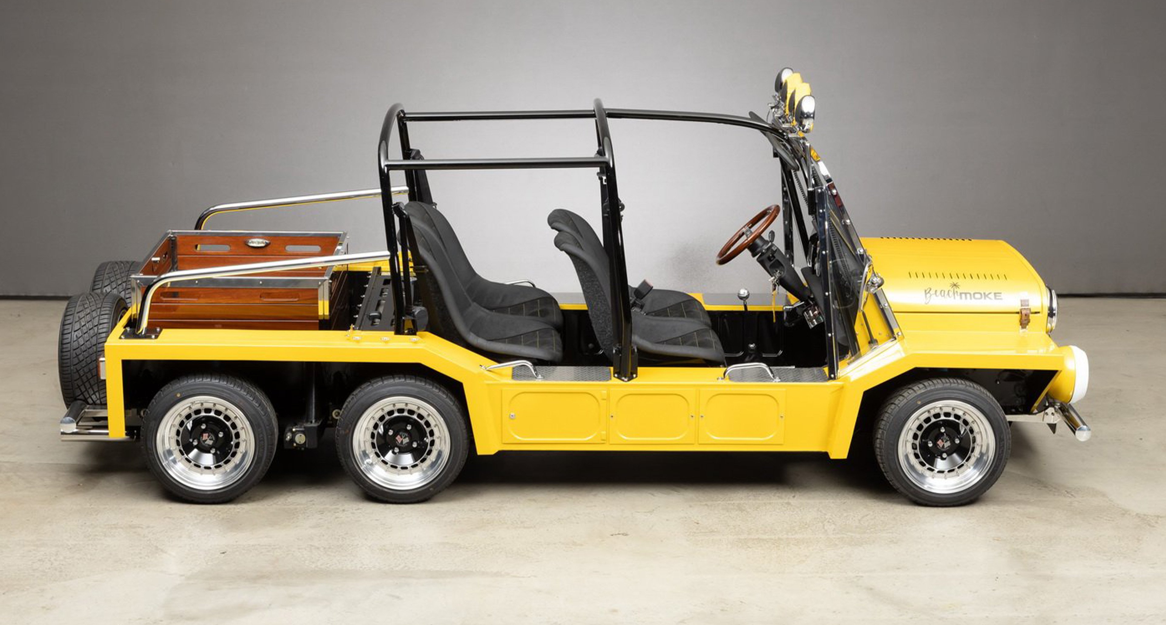 自動車 GREAT OKAYAMA MINI-MOKE-RESORT 06 There's a six-wheeler invasion and this Mini Moke is leading the