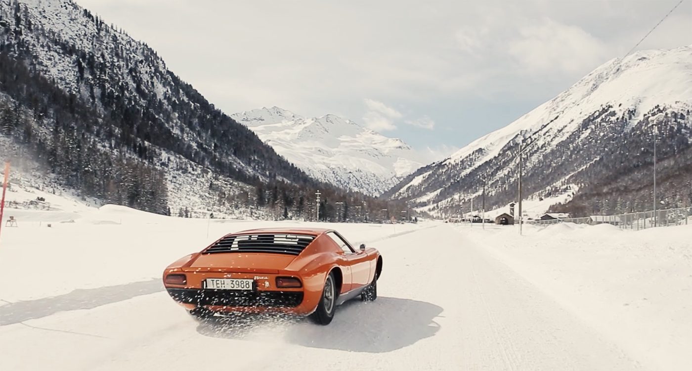 Snow tell. Lamborghini Snow. Snow Day car. Car Running on the Snow. Car Running on the snowy way