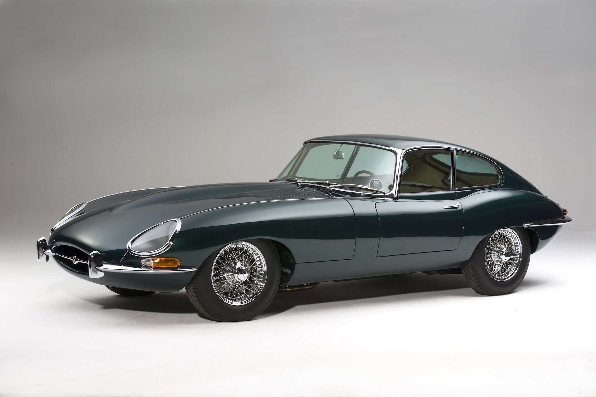 Е туре 90. Jaguar e-Type 1961. Ягуар e Type 1961. Jaguar e-Type Coupe 1961. Ягуар е тайп 1960.