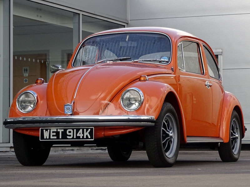 Оранжевый Volkswagen Beetle