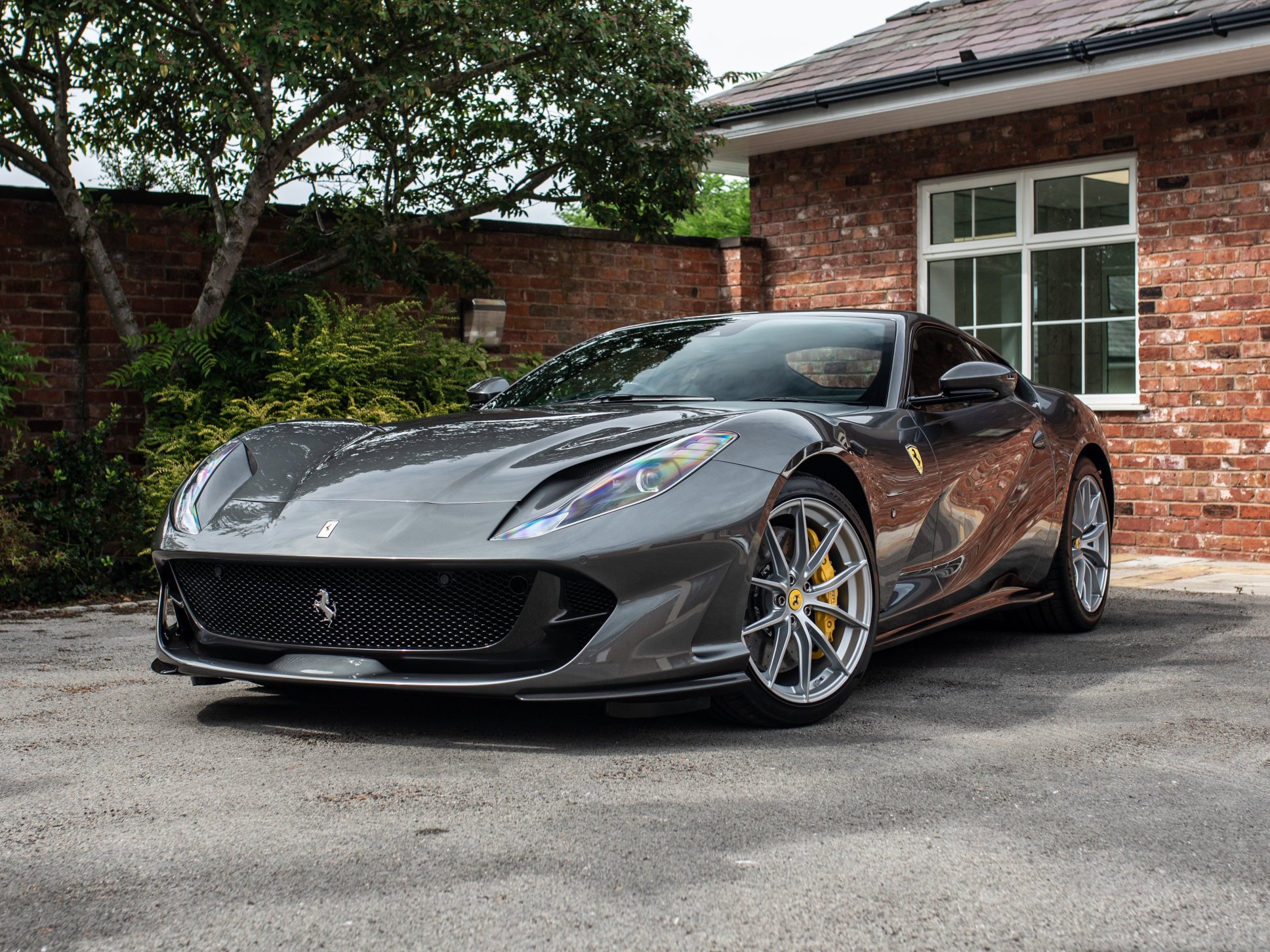 Ferrari 812 Superfast красная