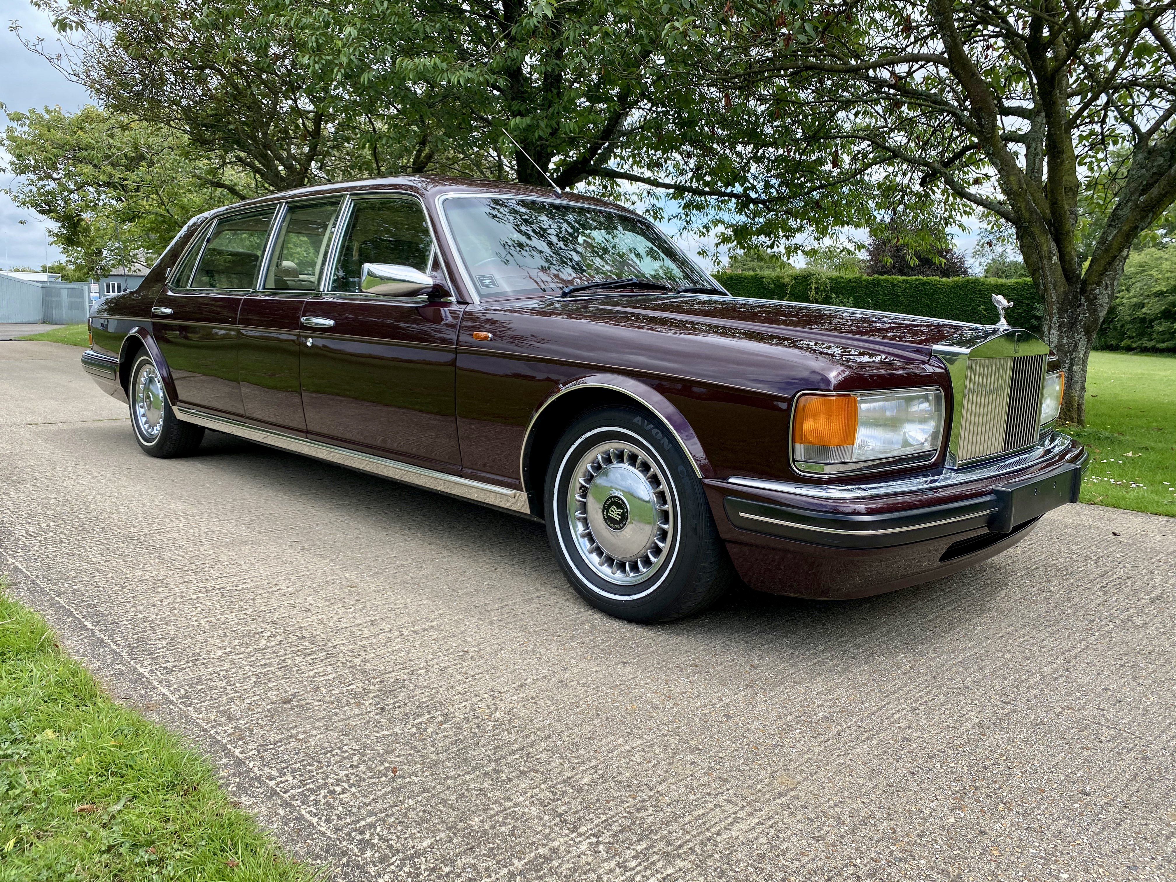 Xế cổ RollsRoyce lang thang trên phố Hà Nội